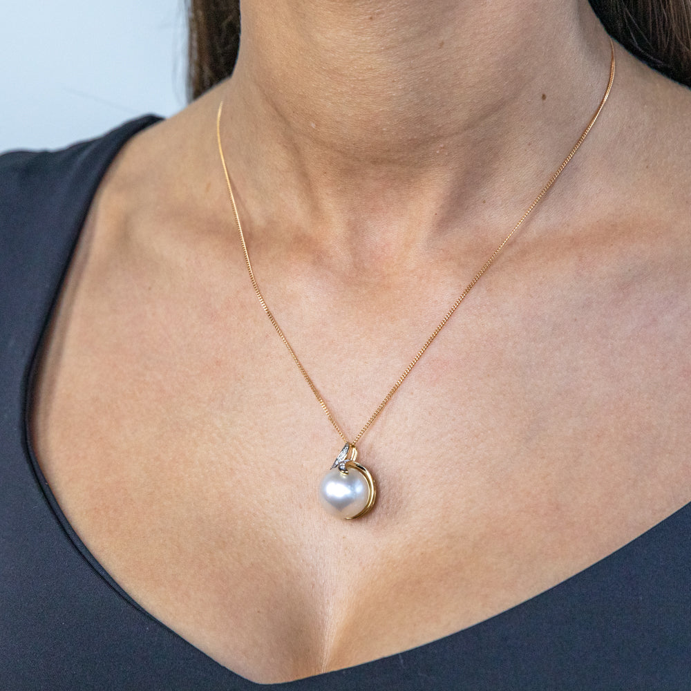Exquisite 9ct Yellow Gold Pendant with Golden Pearl and Sparkling Diamonds