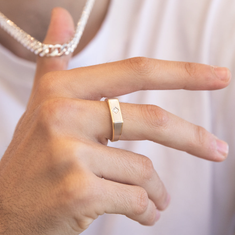 Elegant 9-carat Yellow and White Gold Diamond Ring for Gentlemen