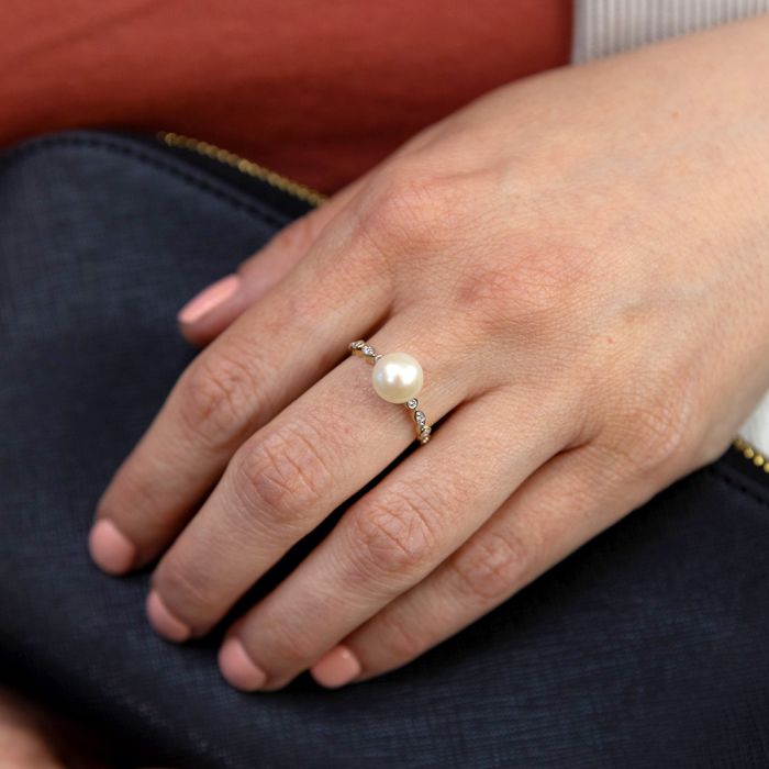 Stunning 9-carat Yellow Gold Ring Adorned with Freshwater Pearls and Diamonds