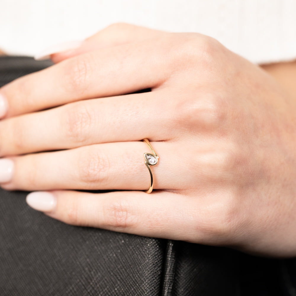 9ct Yellow Gold Sparkling Lab - Grown Single Diamond Ring