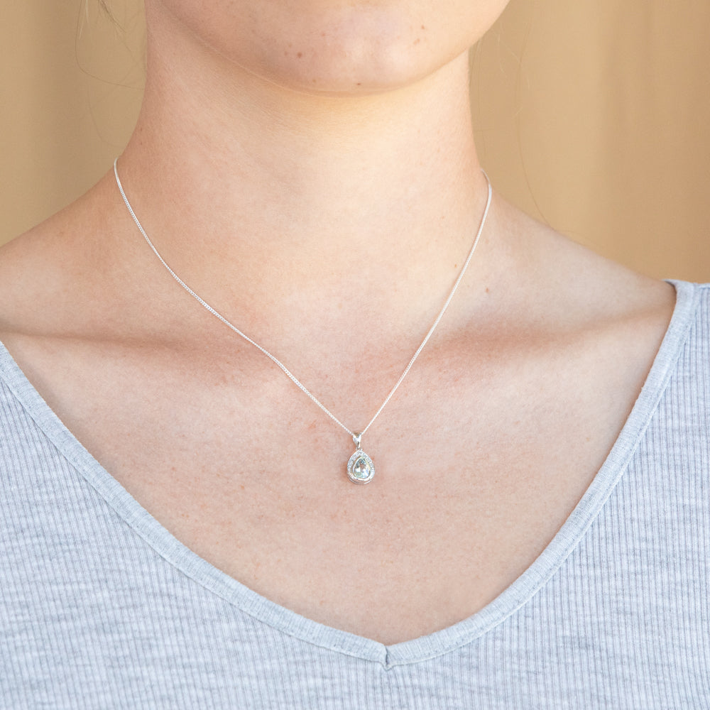 Exquisite 9ct White Gold Pendant with Aquamarine and 7 Sparkling Diamonds