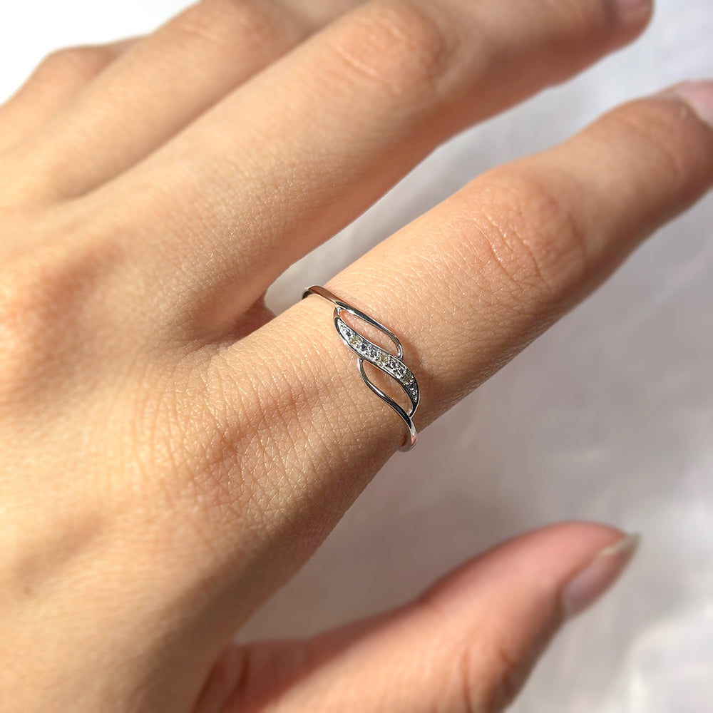 Stunning 9ct White Gold Ring Adorned with 3 Brilliant Diamonds