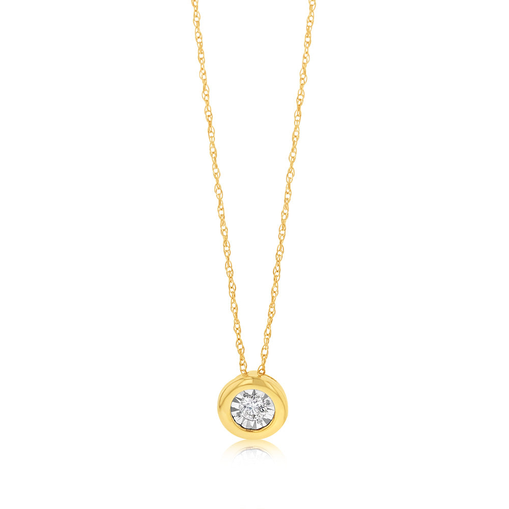 Exquisite 10-Carat Yellow Gold Diamond Pendant with a 9-Carat Gold Chain for Jewelry Lovers