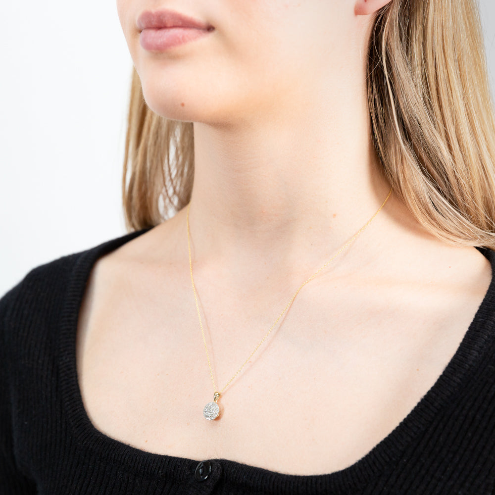 Exquisite 9ct Yellow Gold Diamond Pendant with Matching Chain for a Stunning Look