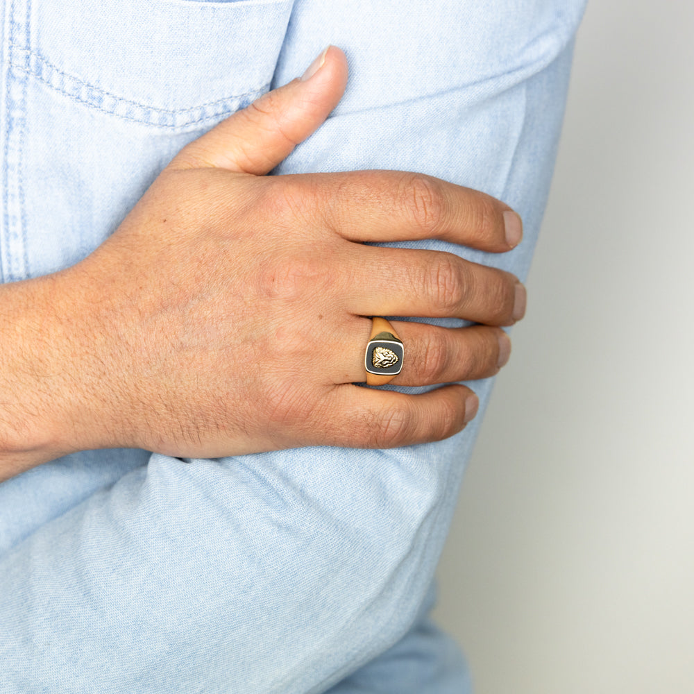 Stylish 9-carat Yellow Gold Gents Ring Featuring a 0.77-carat Agate Lion Design