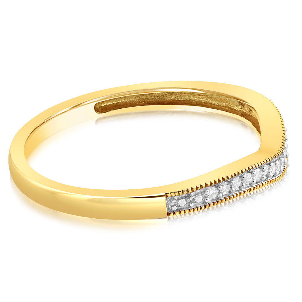 Exquisite 10-Carat Yellow Gold Claw Ring Set with 0.05 Carat Brilliant Cut Diamonds