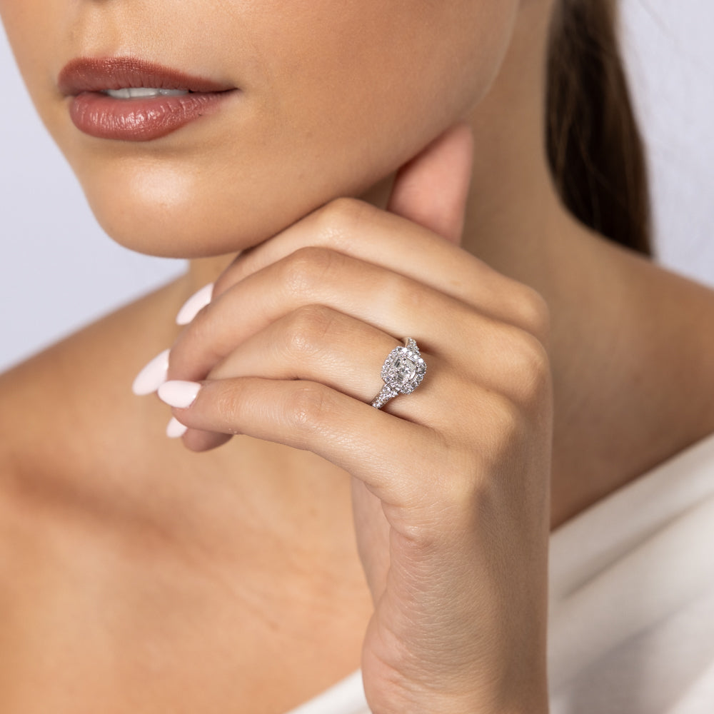 Exquisite 14 - karat White Gold Solitaire Ring with a 0.70 - Carat Diamond Halo